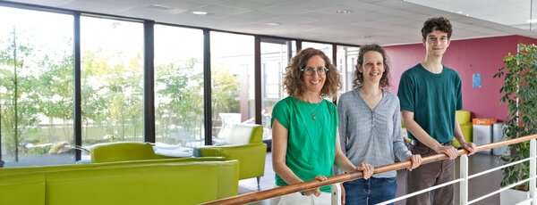 Céline Monicolle et Morgane Le Boulay sont ingénieures au laboratoire Sociétés, acteurs, gouvernement en Europe (Sage), en compagnie de Nicolas Ville, stagiaire. © Catherine Schröder / Unistra