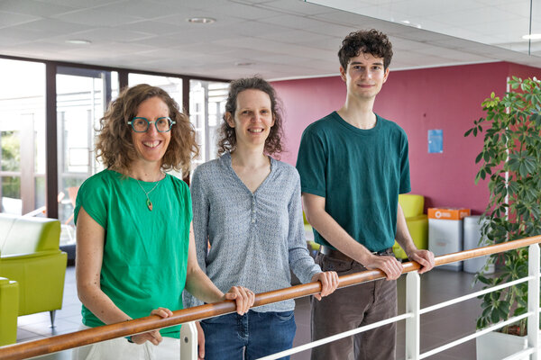 Céline Monicolle et Morgane Le Boulay sont ingénieures au laboratoire Sociétés, acteurs, gouvernement en Europe (Sage), en compagnie de Nicolas Ville, stagiaire. © Catherine Schröder / Unistra
